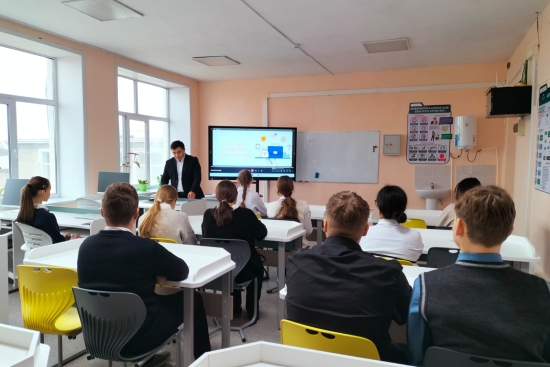 17 қараша күні «Антоновка орта мектебі» КММ-нің  9–11 сынып оқушылары Айыртау ауданы бойынша Мемлекеттік кірістер басқармасының бас мамандары Руслан Николаевич Гусев және Адилет Ерланұлы Токтагуловпен кездесті. Әңгіме барысында мамандар оқушыларға салықты